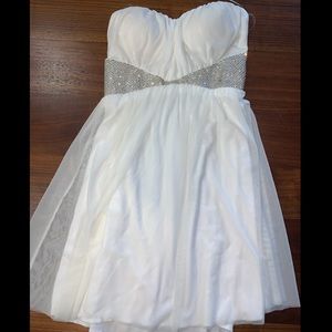 Pretty white strapless dress